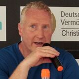 Andreas Feiler (l.) spricht auf der Pressekonferenz des Königsborner SV nach dem Spiel gegen YEG Hassel. Neben ihm sitzt Pressemann Lars Rohwer.