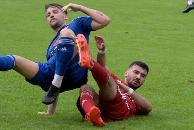 Lünens Ünal Kurtulus (r.) foult gegen Pjer Radojcic in dieser Szene.