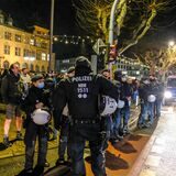 Demonstranten und Polizisten versammeln sich vor dem Rathaus in Recklinghausen.