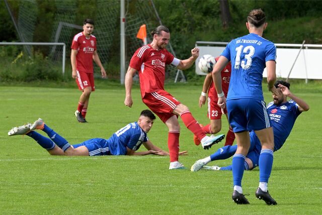 Lünens André Witt (l.) und Muhammed Cakir (r.) kämpfen um den Ball. Im Mittelfeld waren beide auffälligste Akteure ihrer Mannschaften.