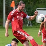 Lünens André Witt (l.) und Muhammed Cakir (r.) kämpfen um den Ball. Im Mittelfeld waren beide auffälligste Akteure ihrer Mannschaften.