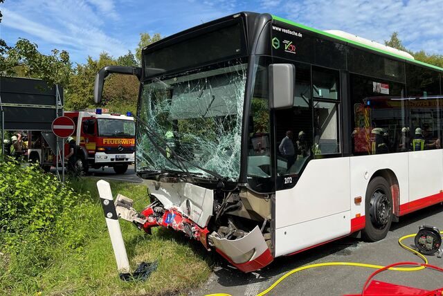 Kaputter Bus auf Autobahnzubringer.