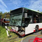 Kaputter Bus auf Autobahnzubringer.