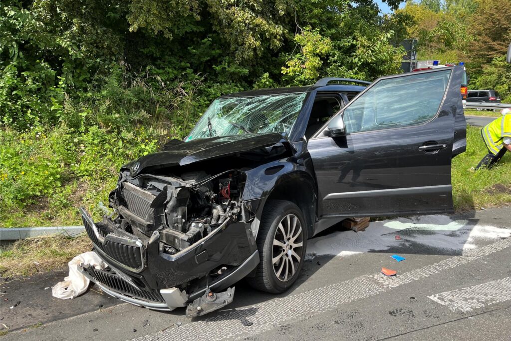 Kaputter Pkw auf. Autobahnzubringer. Kaputter Pkw auf. Autobahnzubringer.