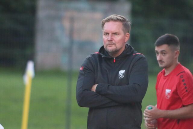 Mario Plechaty steht mit verschränkten Armen da.