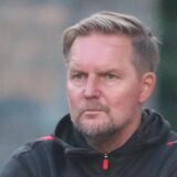 Mario Plechaty steht mit verschränkten Armen da.