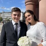 Das Ehepaar Kluge steht vor dem Alten Stadthaus in Dortmund.