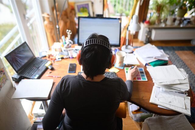 Ein Mann beim Arbeiten vor seinem Laptop