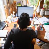 Ein Mann beim Arbeiten vor seinem Laptop