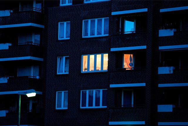 In einem Mehrfamilienhaus brennt nur eine Lampe.