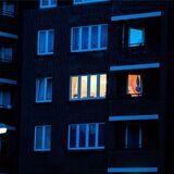 In einem Mehrfamilienhaus brennt nur eine Lampe.