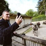Hollywoodstar Ralf Möller am Eselgehege im Tierpark in Recklinghausen.
