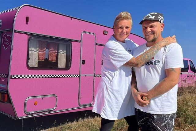 Stefanie und Mario Herrmann aus Dorsten waren mit ihren vier Pflegekindern und dem pinken Urlaubsgespann in den Niederlanden, begleitet von einem Fernsehteam.