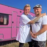 Stefanie und Mario Herrmann aus Dorsten waren mit ihren vier Pflegekindern und dem pinken Urlaubsgespann in den Niederlanden, begleitet von einem Fernsehteam.