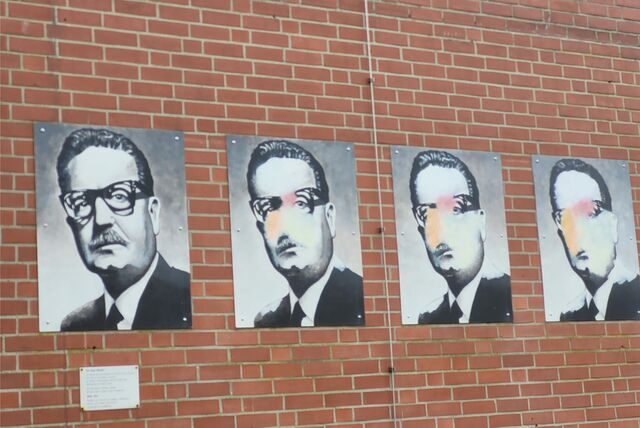 Bilder hängen an einer Wand im Salvador-Allende-Haus in Oer-Erkenschwick.