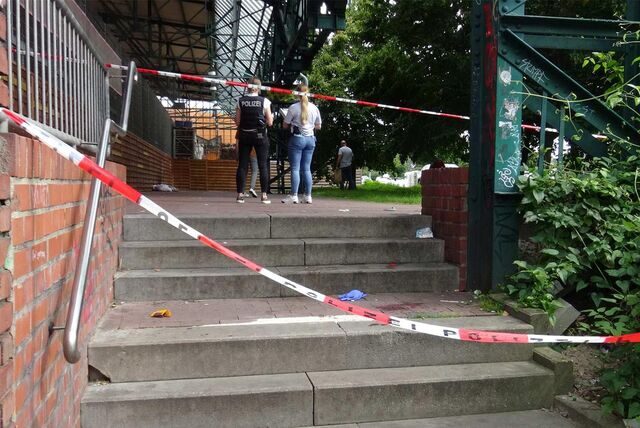 An der Ecke Bornstraße / Bergmannstraße ist es am Dienstagvormittag (15.8.) zu einem Messerangriff gekommen. Ermittler der Polizei sicherten die Spuren vor Ort.