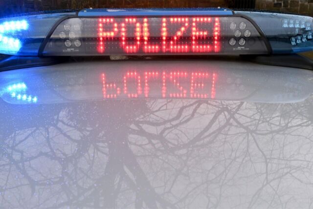 Ein Polizeiauto mit eingeschaltetem Signallicht.