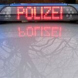 Ein Polizeiauto mit eingeschaltetem Signallicht.