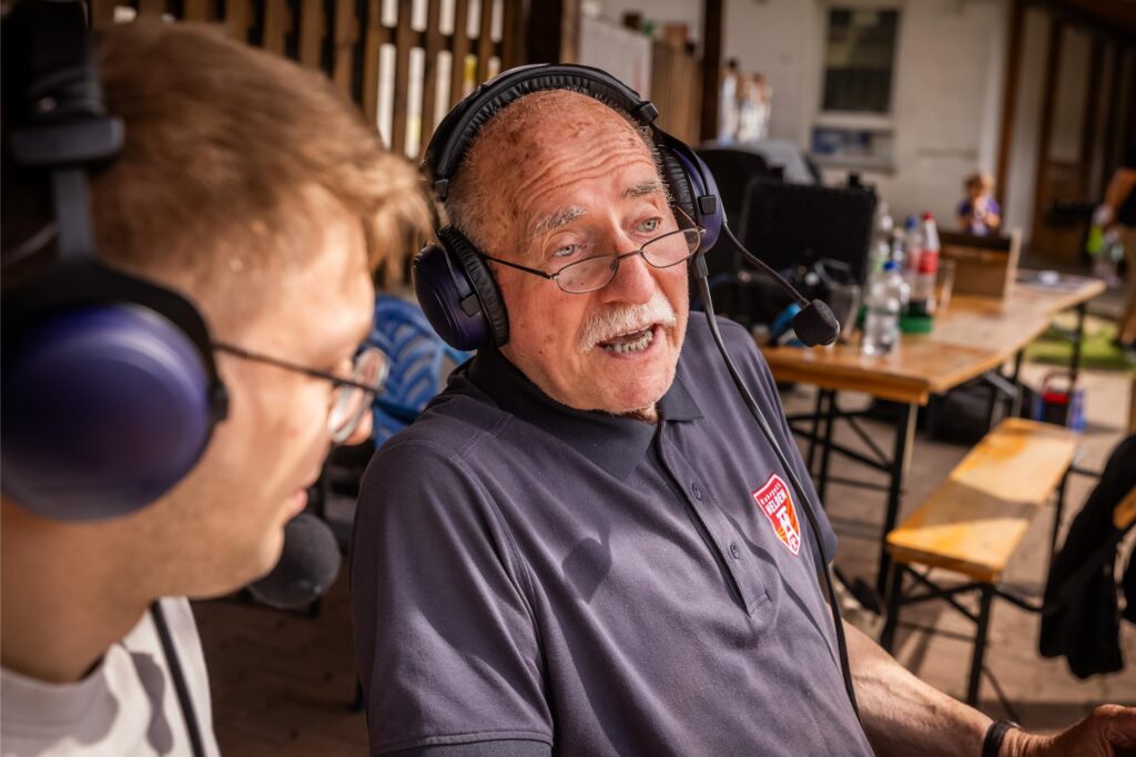 Neuerdings kommentiert Werner Hansch für die Ruhr Nachrichten Amateurfußball-Spiele.