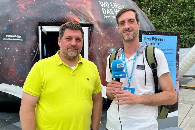 Stefan Behr (l.), der Betriebsleiter des Planetariums, führt über das Gelände am Dortmunder U.