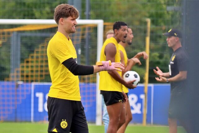 Gregor Kobel geht mit einer verbundenen Hand über den Platz.