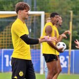 Gregor Kobel geht mit einer verbundenen Hand über den Platz.