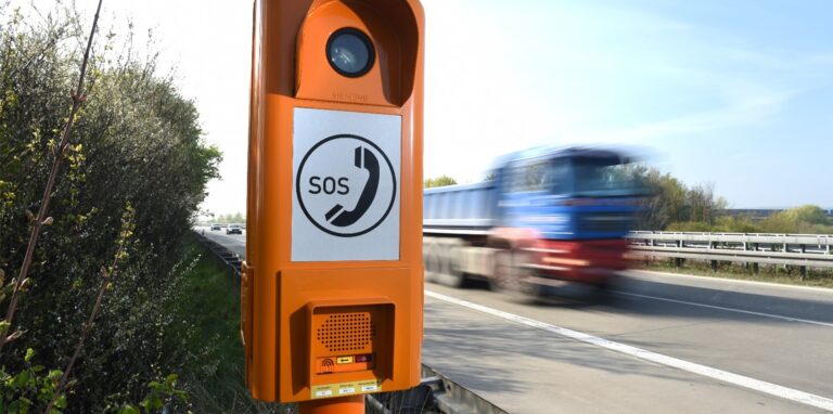 Solche Notrufsäulen kennt man bisher von Autobahnen. Moderne Versionen davon, unter Umständen noch mit Videoüberwachung und Defibrillator ausgestattet, möchte die CDU in Castrop-Rauxel aufstellen lassen.