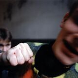 Ein Jugendlicher holt mit einer geballten Faust zum Schlag aus. So wie in dieser gestellten Szene ist es jetzt einem 14-Jährigen gegangen. Er wurde überfallen.