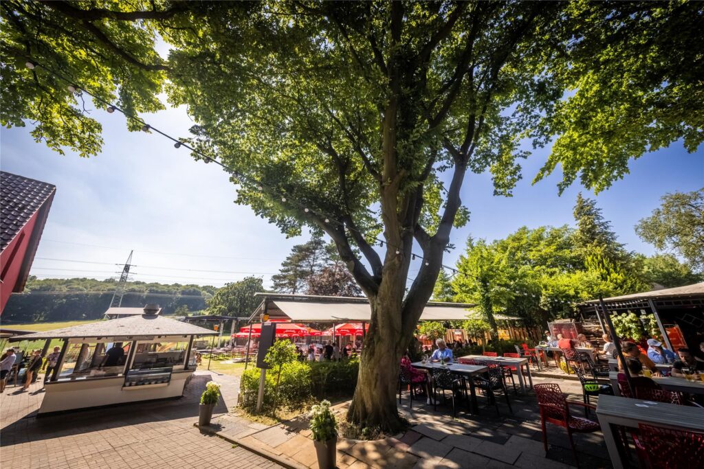 Der Biergarten Tante Amanda ist sehr weitläufig und liegt mitten im Grünen - mit Blick auf eine Pferdekoppel.