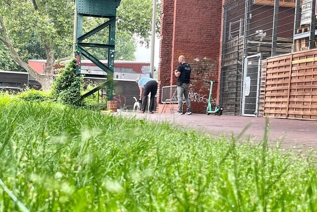 Die Polizei war am Mittwochvormittag mit Hunden am Tatort.