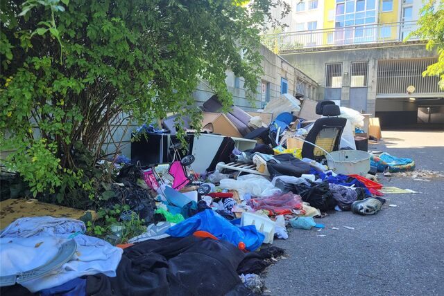 Ein großer Sperrmüllhaufen liegt auf der Merkurstraße.