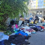 Ein großer Sperrmüllhaufen liegt auf der Merkurstraße.