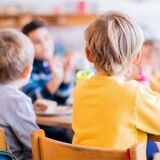 Die Montage zeigt ein Kind in der Schulklasse und Fachbereichsleiter Martin Gohrke von der Stadt Recklinghausen.