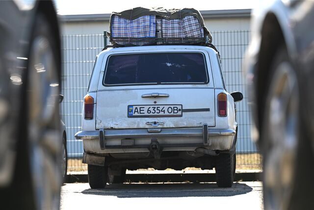 Ein Auto mit ukrainischem Kennzeichen.