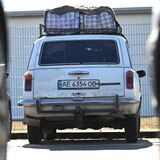 Ein Auto mit ukrainischem Kennzeichen.