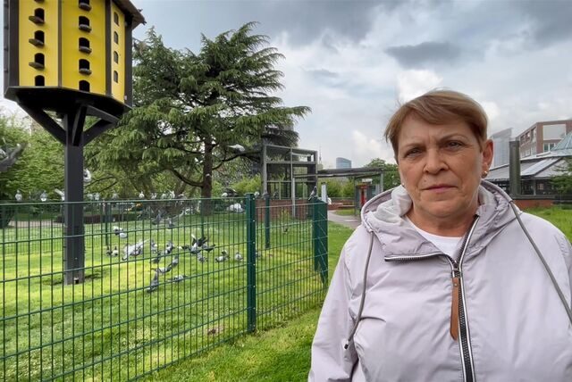 Ilona Pusch vom Tierschutzverein Groß-Dortmund engagiert sich in der Taubenhilfe. Im Hintergrund ist der Taubenturm am Stadtgarten zu sehen. Künftig soll es weitere Bauten in Dortmund geben.