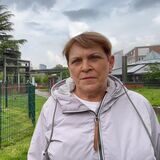Ilona Pusch vom Tierschutzverein Groß-Dortmund engagiert sich in der Taubenhilfe. Im Hintergrund ist der Taubenturm am Stadtgarten zu sehen. Künftig soll es weitere Bauten in Dortmund geben.
