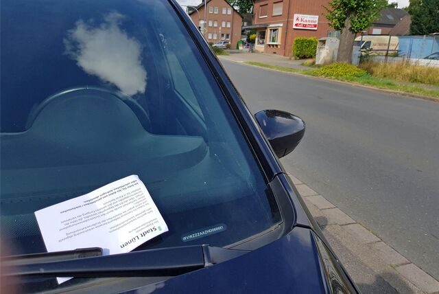 Ein Knöllchen, das hinter dem Scheibenwischer eines Autos angebracht wurde. (Symbolbild)