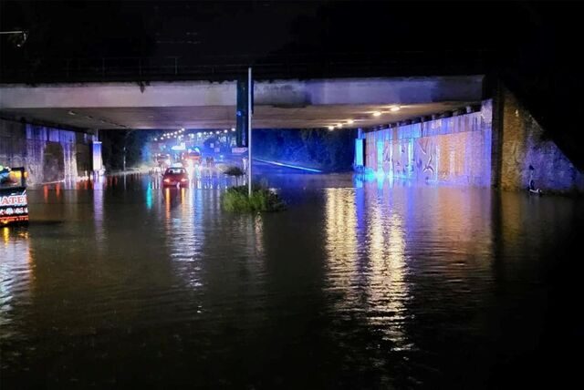 Die nach einem Unwetter überflutete Brücke an der Theodor-Körner-Straße in Recklinghausen.