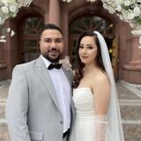Das Ehepaar Dincsay steht frisch verheiratet vor dem Alten Stadthaus in Dortmund.
