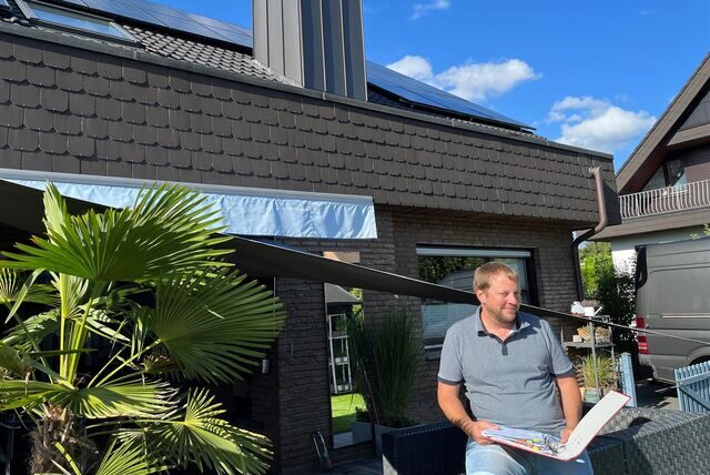 Sebastian Räwer auf der Terrasse seines Hauses.