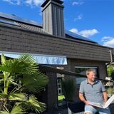 Sebastian Räwer auf der Terrasse seines Hauses.