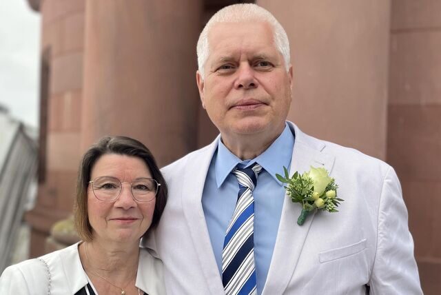Hans Joachim Urban und Heidrun Muhr-Urban stehen nach ihrer Trauung vor dem Alten Stadthaus in Dortmund.