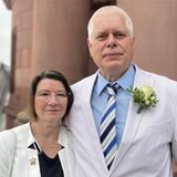 Hans Joachim Urban und Heidrun Muhr-Urban stehen nach ihrer Trauung vor dem Alten Stadthaus in Dortmund.