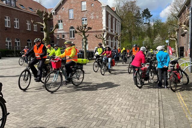 Mehrere Teilnehmer einer Radtour brechen von der Zeche Ewald aus auf.