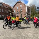 Mehrere Teilnehmer einer Radtour brechen von der Zeche Ewald aus auf.