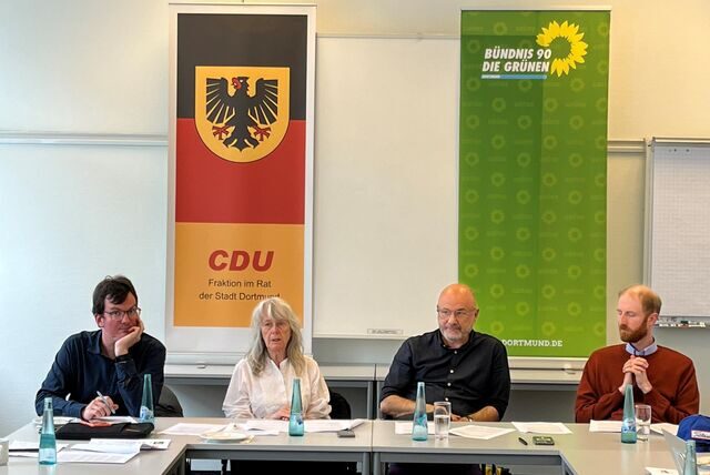 Unter falscher Flagge: Grünen-Sprecher Christoph Naumann und Grünen-Sprecherin Ingrid Reuter vor der CDU-Fahne, CDU-Fraktionsvize Dirk Waßmann mit Jendrik Suck (v. l.)