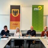 Unter falscher Flagge: Grünen-Sprecher Christoph Naumann und Grünen-Sprecherin Ingrid Reuter vor der CDU-Fahne, CDU-Fraktionsvize Dirk Waßmann mit Jendrik Suck (v. l.)