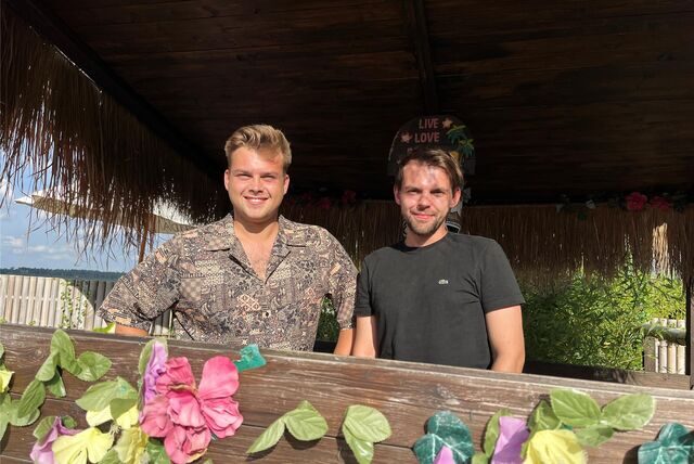 Aaron Feldmann (l.) und Joshua Reuth freuen sich auf die nächste Megusta-Party am Silbersee II in Haltern. Steffen Denter, der ebenfalls zu den Veranstaltern gehört, konnte beim Pressetermin nicht dabei sein.
