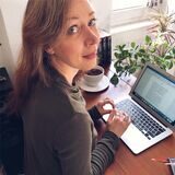Autorin Stefanie Lasthaus sitzt mit Laptop an einem Schreibtisch.